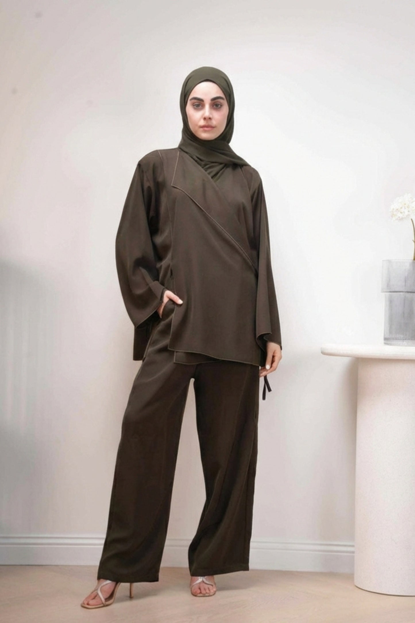 Parallèle Set in Espresso - Parallel lines architectural design - AWAASHI Premier modest fashion

