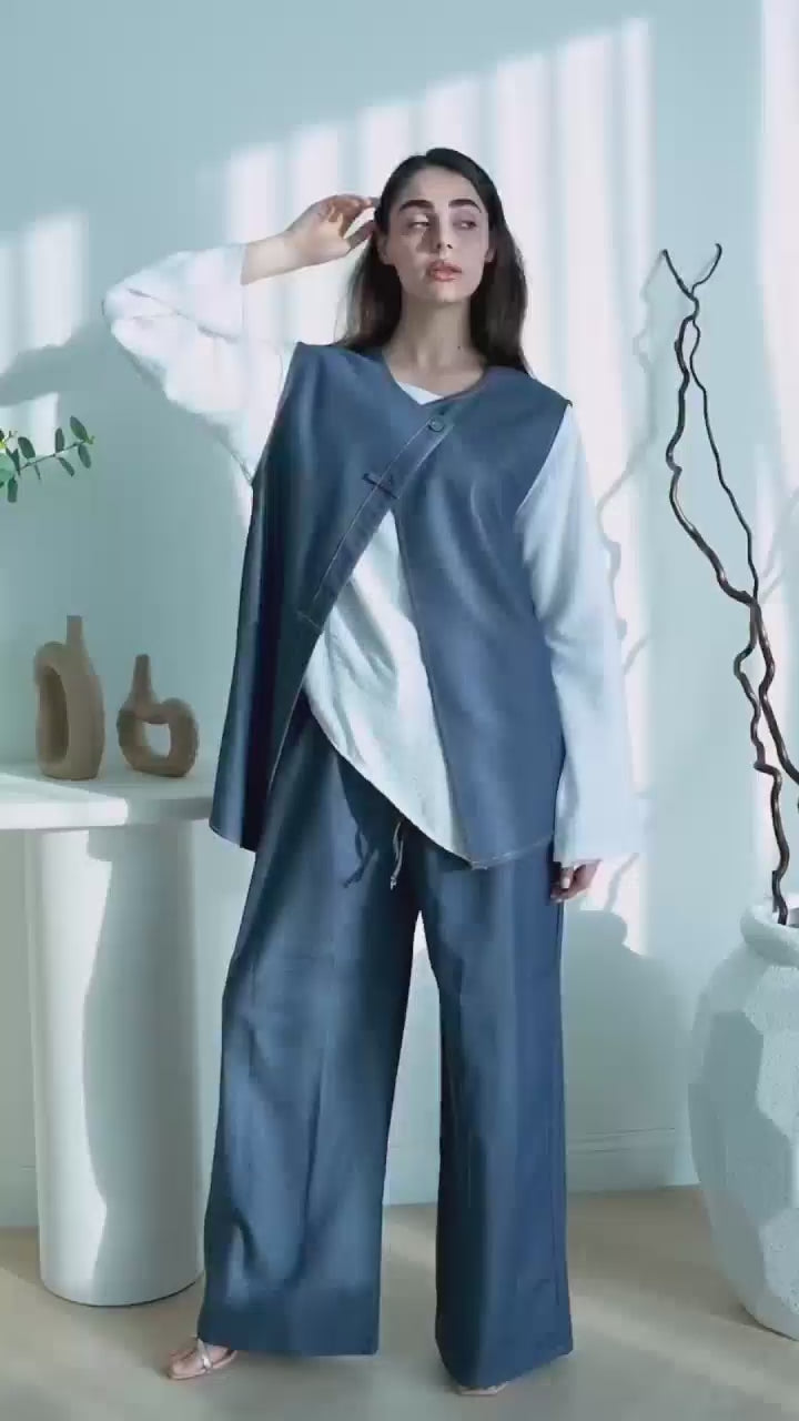 Hero banner video showcasing elegant abaya and dress silhouettes, highlighting modest fashion through fluid movement, refined textures, and a contemporary luxury aesthetic aligned with AWAASHI’s identity.